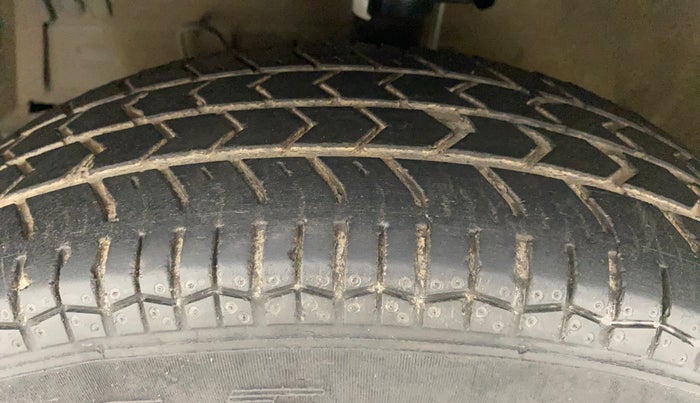 2013 Maruti Swift VDI, Diesel, Manual, 97,837 km, Left Front Tyre Tread