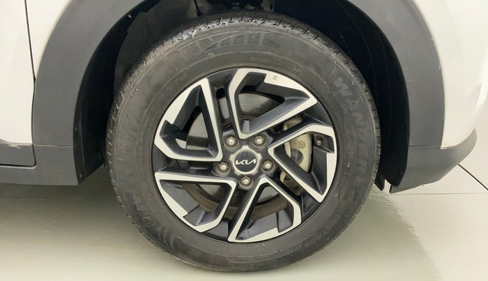 2022 KIA CARENS LUXURY PLUS 1.4 PETROL 7 STR, Petrol, Manual, 20,230 km, Right Front Wheel