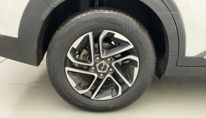 2022 KIA CARENS LUXURY PLUS 1.4 PETROL 7 STR, Petrol, Manual, 20,230 km, Right Rear Wheel