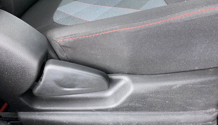 2021 Renault Kwid 1.0 RXT Opt, Petrol, Manual, 766 km, Driver Side Adjustment Panel