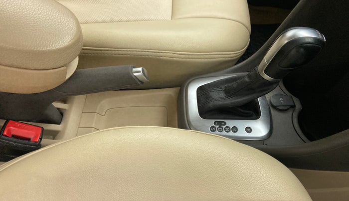2016 Volkswagen Vento HIGHLINE 1.5 AT, Diesel, Automatic, 96,216 km, Gear Lever