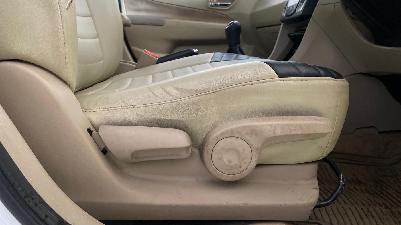 2017 Maruti Ciaz DELTA 1.4 MT PETROL, Petrol, Manual, 35,234 km, Driver Side Adjustment Panel