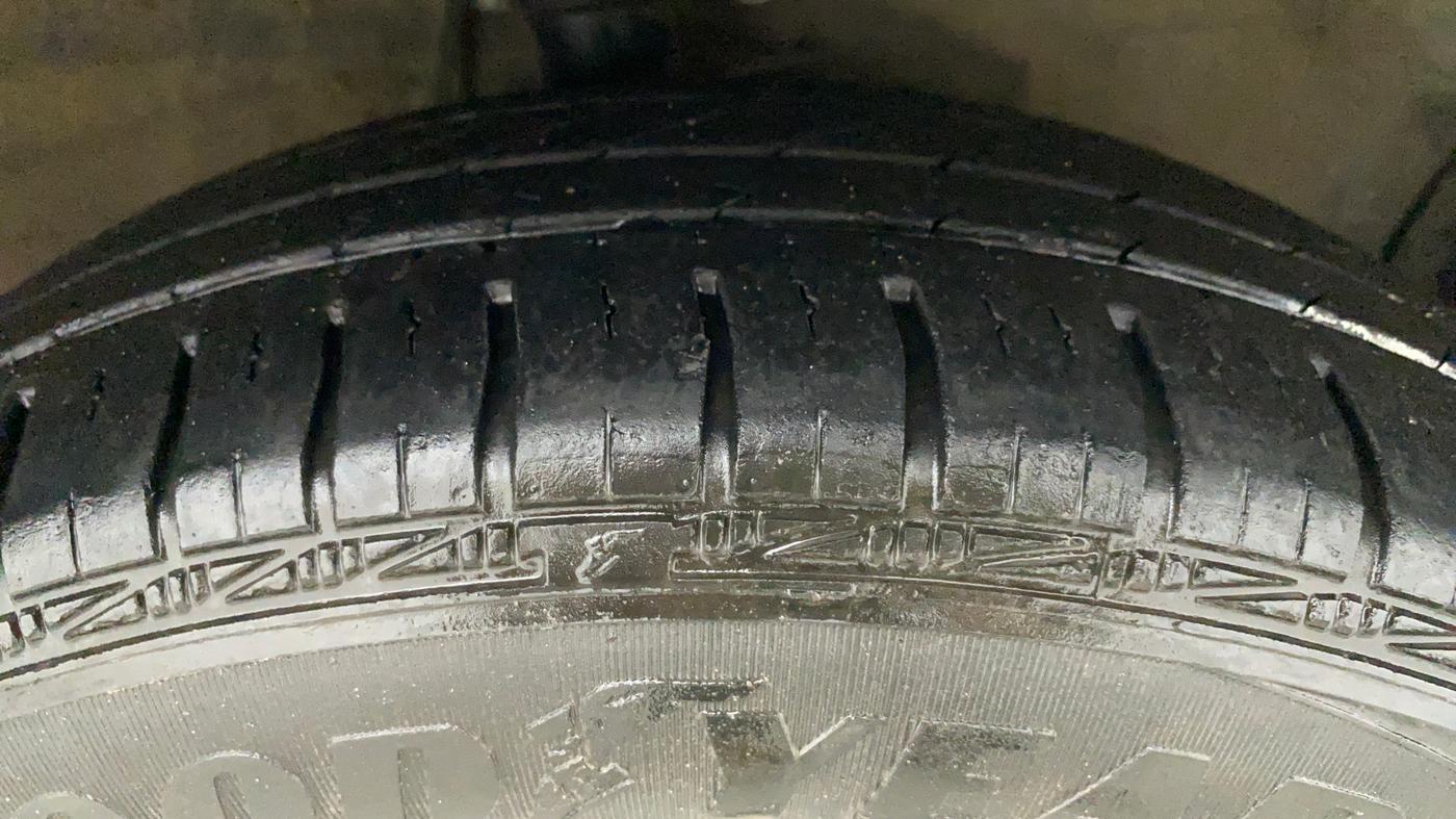 2011 Maruti Swift VXI, Petrol, Manual, 94,660 km, Right Front Tyre Tread