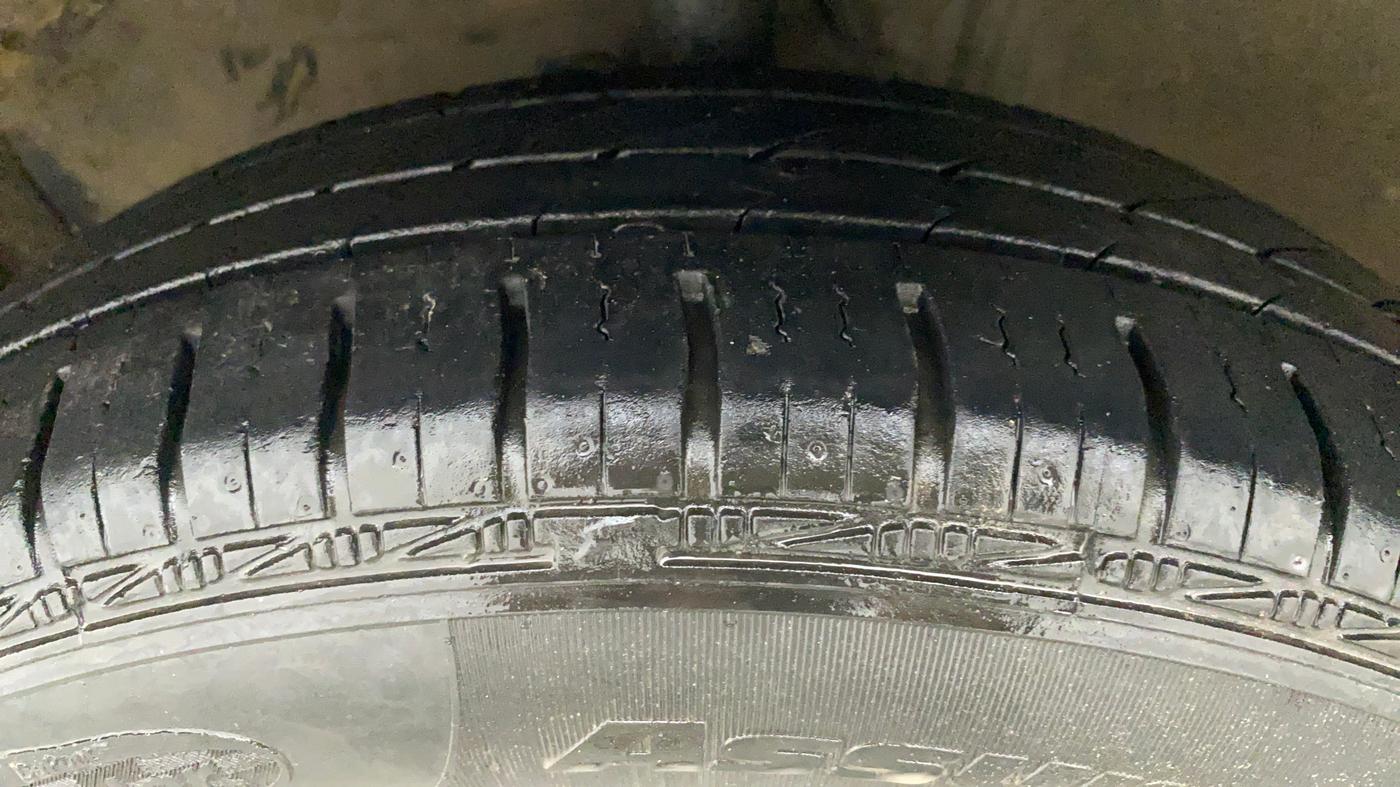 2011 Maruti Swift VXI, Petrol, Manual, 94,660 km, Left Front Tyre Tread