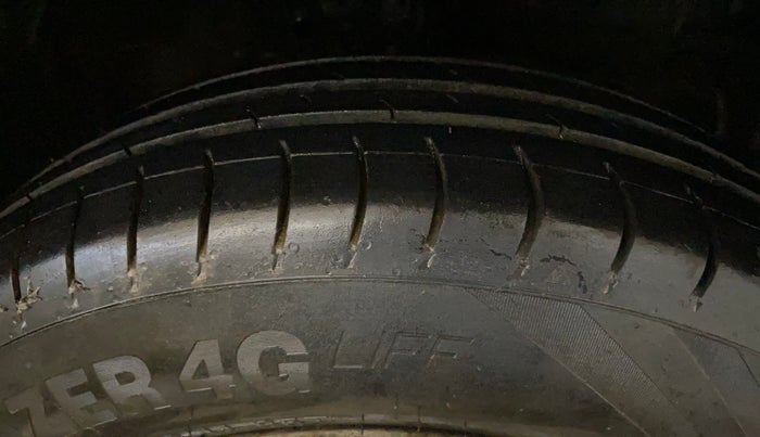 2017 Maruti Swift LXI (O), Petrol, Manual, 78,285 km, Right Front Tyre Tread