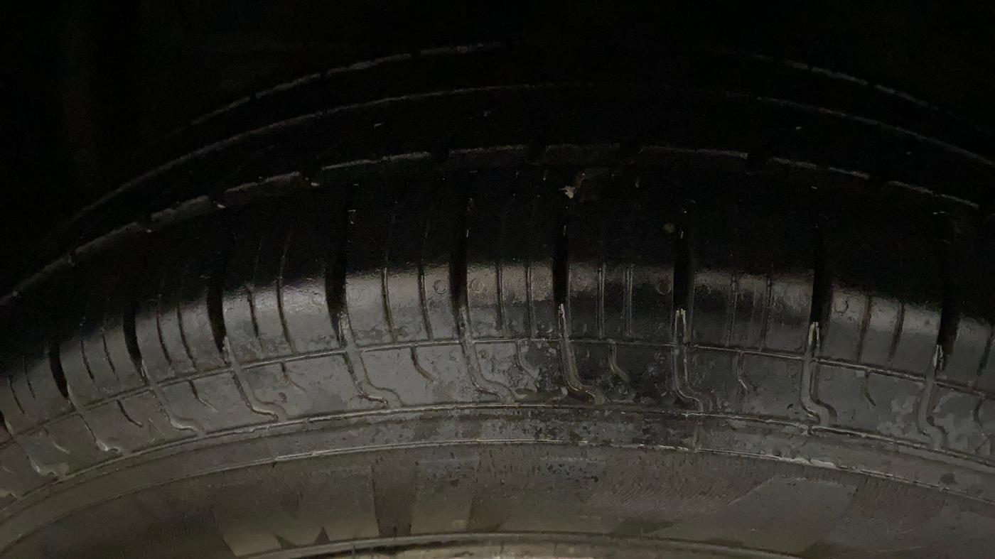 2017 Maruti Swift LXI (O), Petrol, Manual, 78,285 km, Left Front Tyre Tread