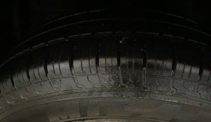 2017 Maruti Swift LXI (O), Petrol, Manual, 78,285 km, Left Front Tyre Tread