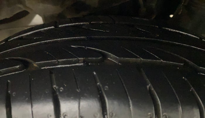 2015 Hyundai Eon ERA +, Petrol, Manual, 33,268 km, Left Rear Tyre Tread