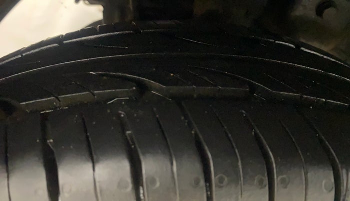 2015 Hyundai Eon ERA +, Petrol, Manual, 33,268 km, Right Rear Tyre Tread