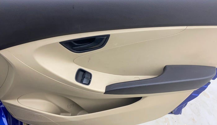 2015 Hyundai Eon ERA +, Petrol, Manual, 33,268 km, Driver Side Door Panels Control