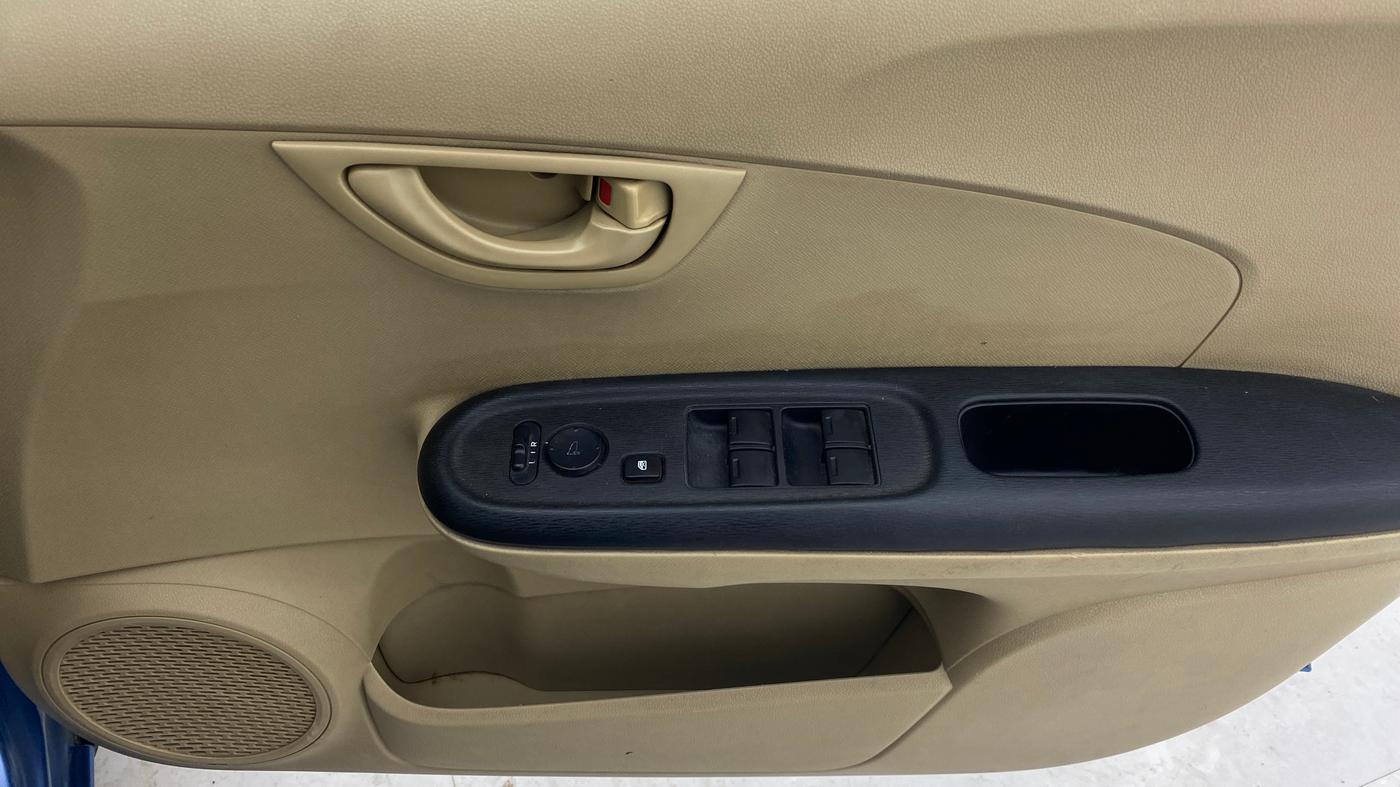 2014 Honda Amaze 1.5L I-DTEC S, Diesel, Manual, 1,24,462 km, Driver Side Door Panels Control