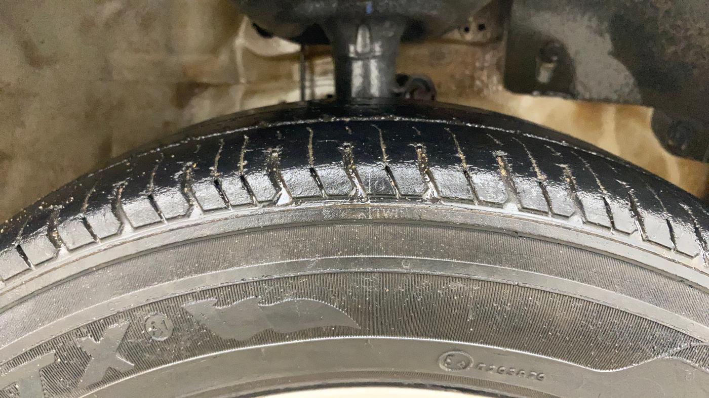 2013 Honda Brio V MT, Petrol, Manual, 1,08,343 km, Right Front Tyre Tread