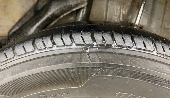 2013 Honda Brio V MT, Petrol, Manual, 1,08,314 km, Left Rear Tyre Tread