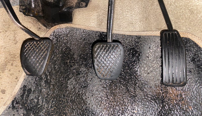 2013 Honda Brio V MT, Petrol, Manual, 1,08,314 km, Pedals