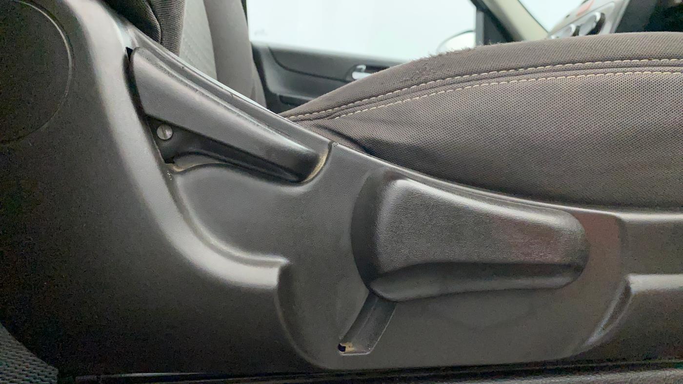 2019 Tata Safari Storme 2.2 VX 4X2, Diesel, Manual, 1,29,061 km, Driver Side Adjustment Panel