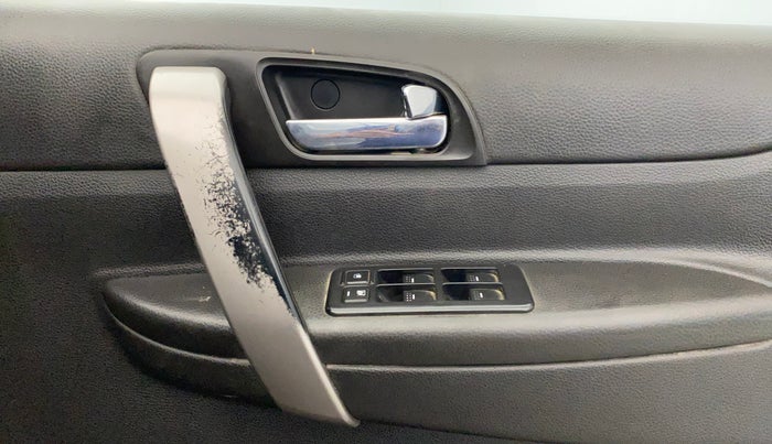 2019 Tata Safari Storme 2.2 VX 4X2, Diesel, Manual, 1,29,061 km, Driver Side Door Panels Control