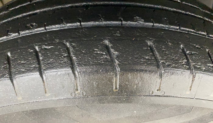 2013 Ford Ecosport AMBIENTE 1.5L DIESEL, Diesel, Manual, 1,39,659 km, Right Front Tyre Tread