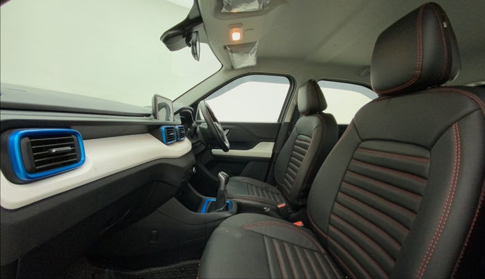 2022 Tata PUNCH CREATIVE  1.2 RTN DUAL TONE, Petrol, Manual, 1,099 km, Right Side Front Door Cabin