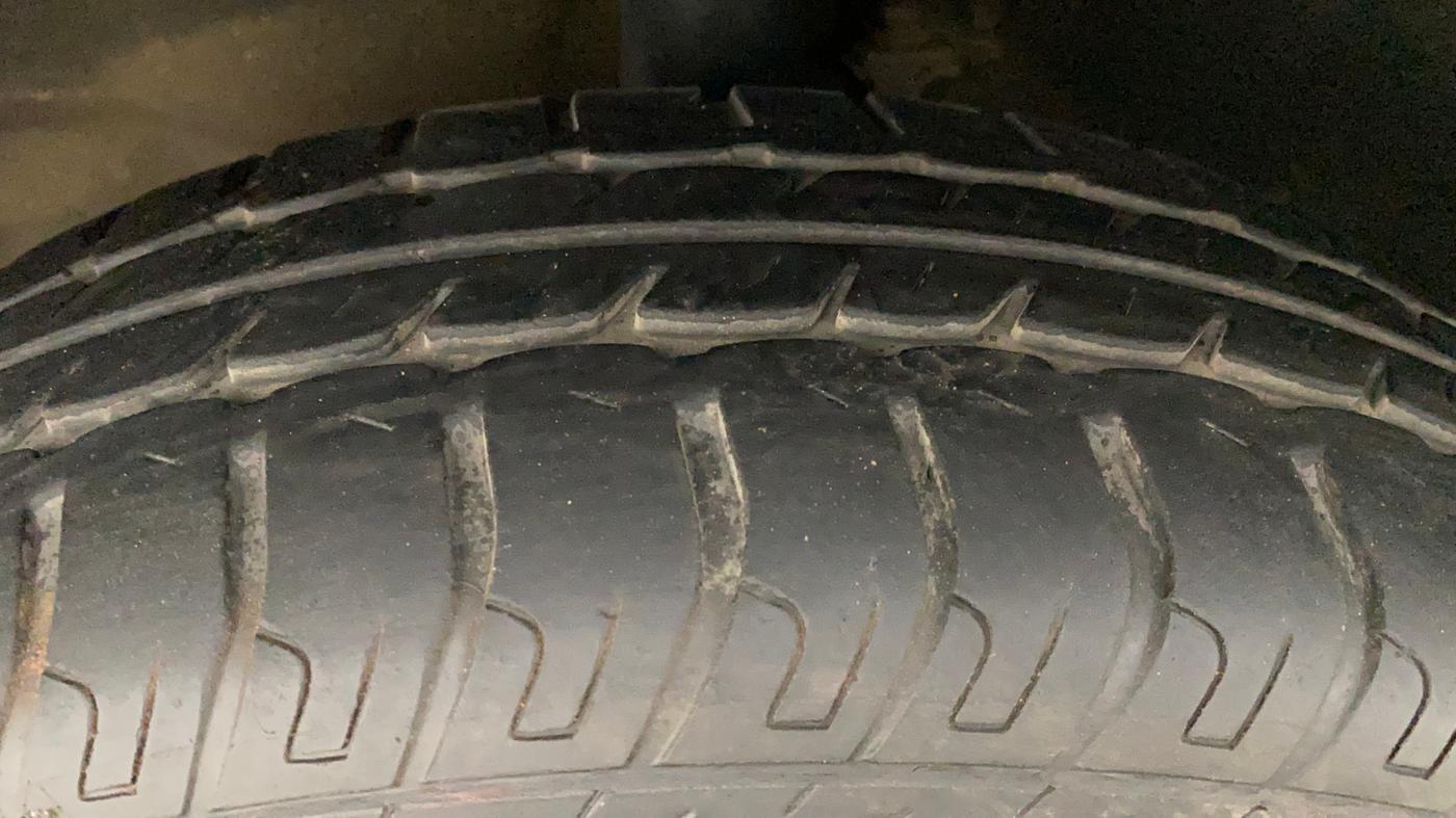 2011 Maruti Wagon R 1.0 VXI, Petrol, Manual, 61,600 km, Left Front Tyre Tread