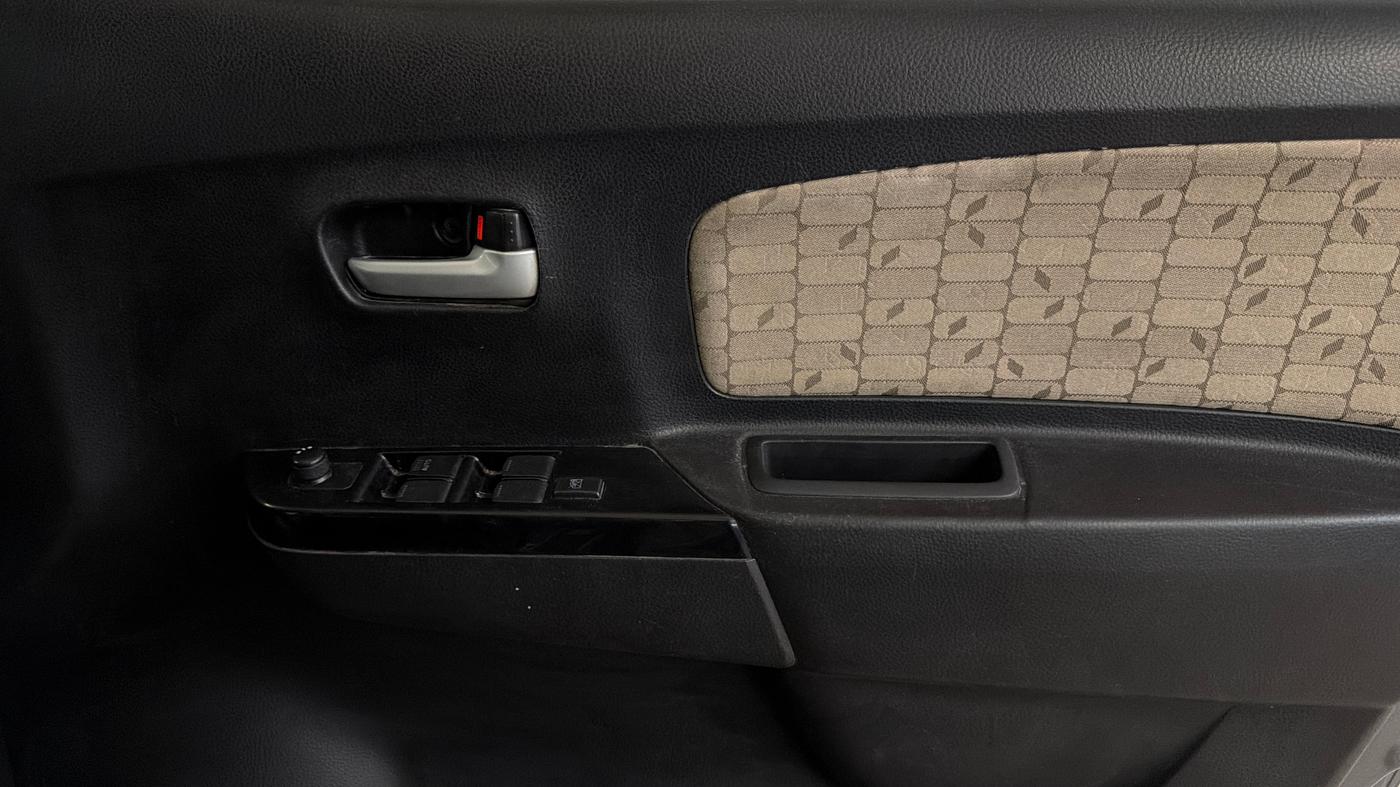 2018 Maruti Wagon R 1.0 VXI AMT, Petrol, Automatic, 34,240 km, Driver Side Door Panels Control