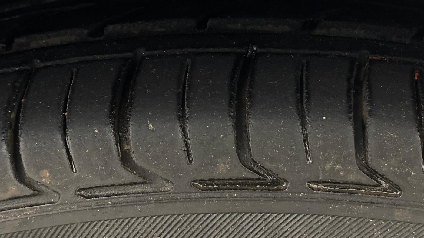 2015 Hyundai Eon MAGNA +, Petrol, Manual, 90,690 km, Right Front Tyre Tread