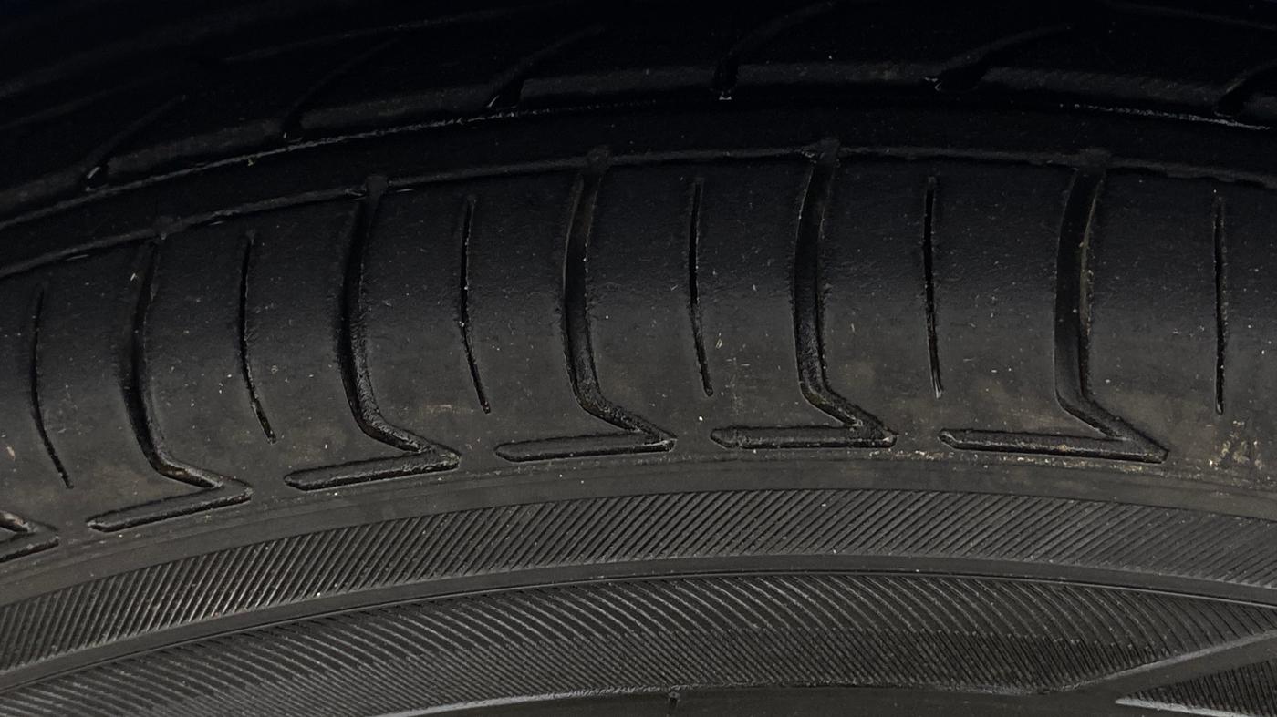 2015 Hyundai Eon MAGNA +, Petrol, Manual, 90,690 km, Left Front Tyre Tread
