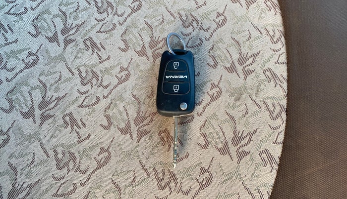 2014 Hyundai i10 SPORTZ 1.1, CNG, Manual, 87,563 km, Key Close Up