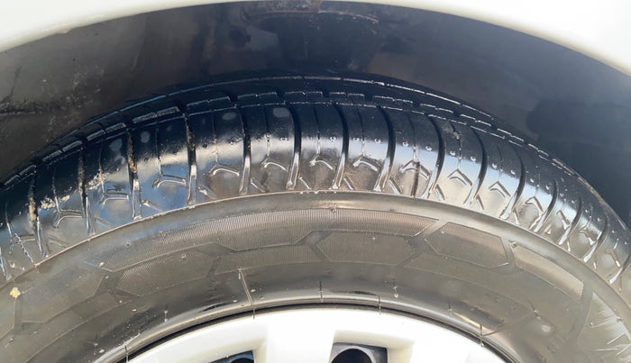 2014 Hyundai i10 SPORTZ 1.1, CNG, Manual, 87,563 km, Right Front Tyre Tread