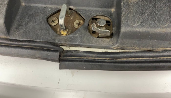 2011 Maruti Ritz LDI, Diesel, Manual, 1,25,001 km, Dicky (Boot door) - Weather strip has minor damage