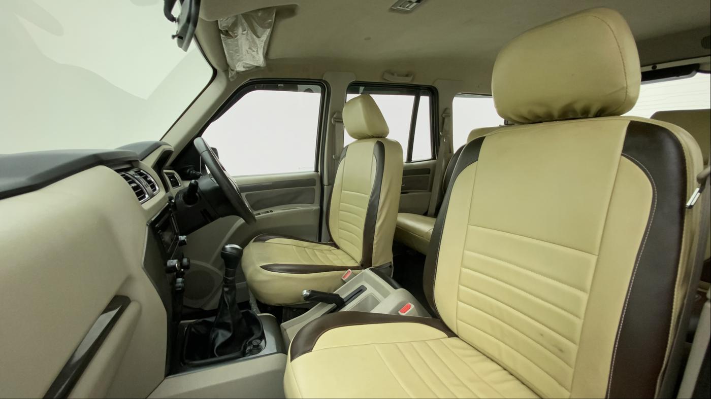 2014 Mahindra Scorpio S6 PLUS, Diesel, Manual, 67,785 km, Right Side Front Door Cabin