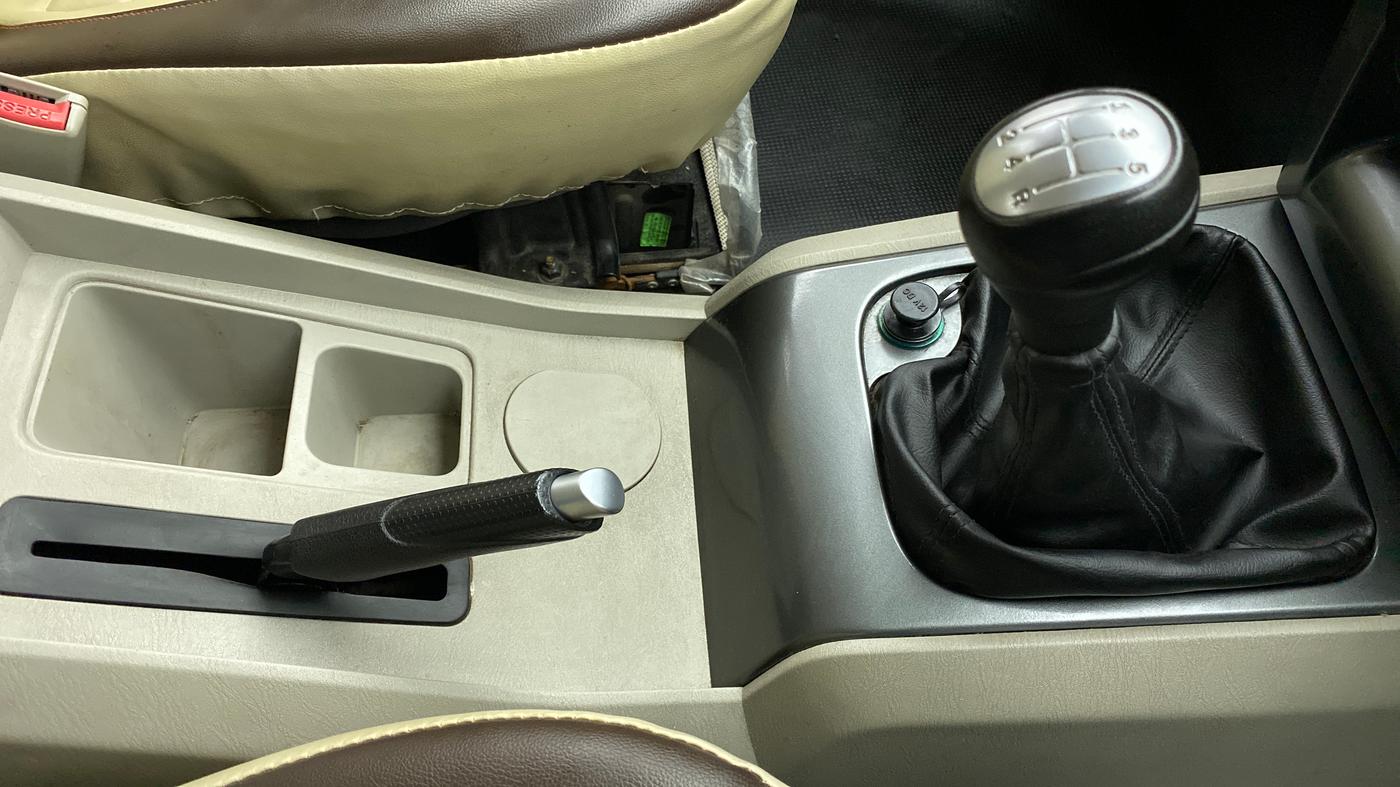 2014 Mahindra Scorpio S6 PLUS, Diesel, Manual, 67,785 km, Gear Lever
