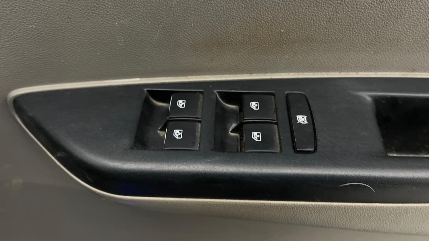 2016 Mahindra Kuv100 K6 6 STR, Petrol, Manual, 58,190 km, Driver Side Door Panels Control