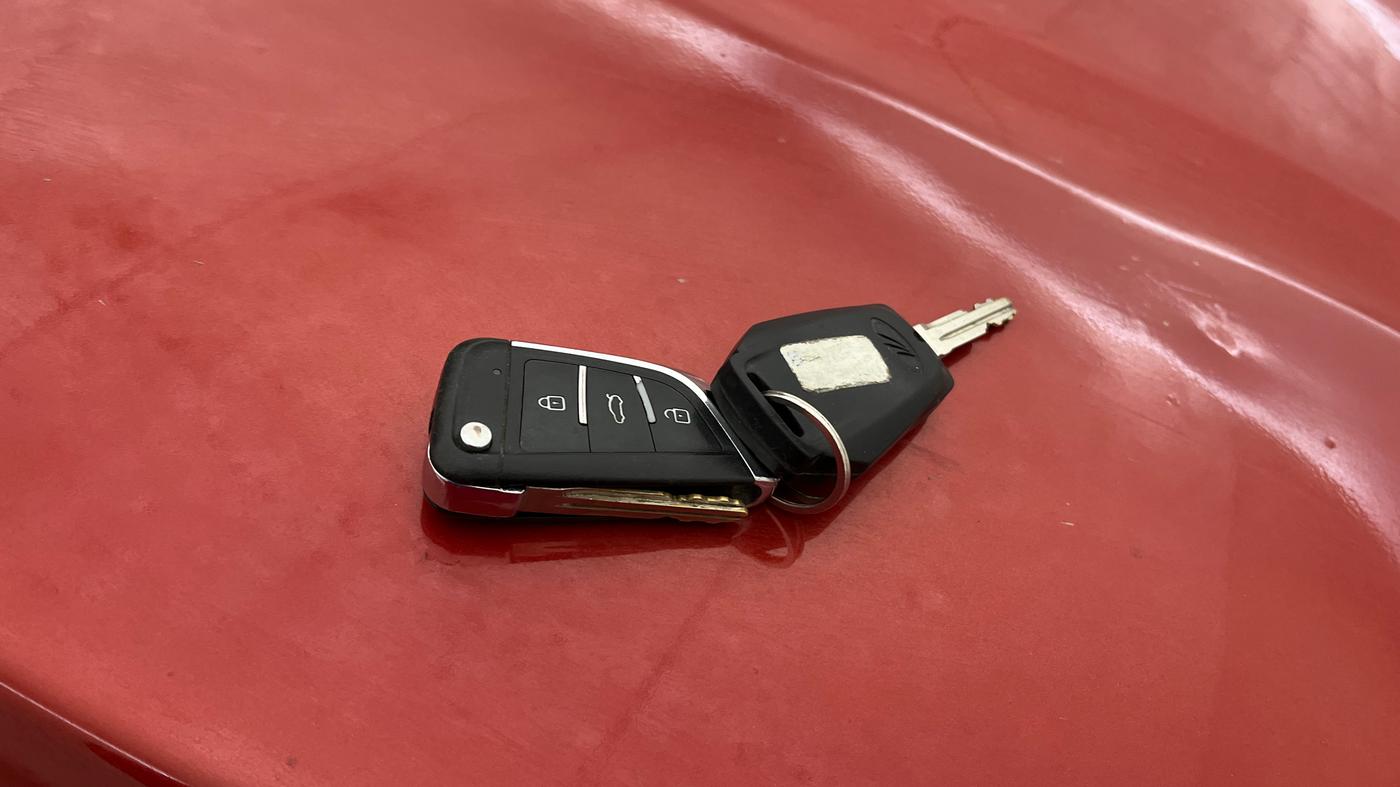 2016 Mahindra Kuv100 K6 6 STR, Petrol, Manual, 58,190 km, Key Close Up
