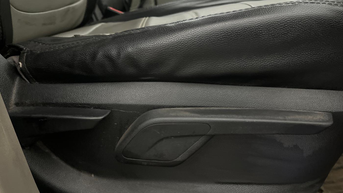 2016 Mahindra Kuv100 K6 6 STR, Petrol, Manual, 58,190 km, Driver Side Adjustment Panel