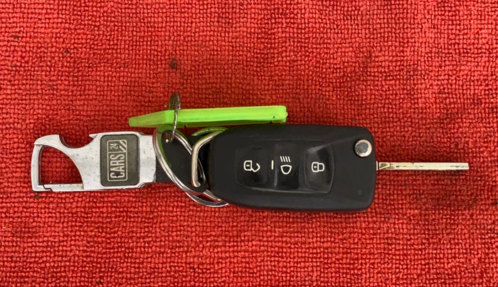 2018 Tata NEXON XM PETROL, Petrol, Manual, 28,931 km, Key Close Up