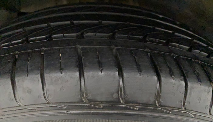 2018 Tata NEXON XM PETROL, Petrol, Manual, 28,931 km, Right Front Tyre Tread