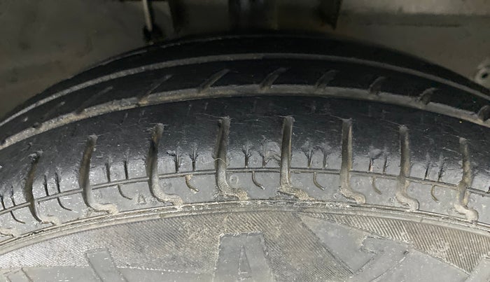2016 Renault Kwid RXL, Petrol, Manual, 22,747 km, Right Front Tyre Tread