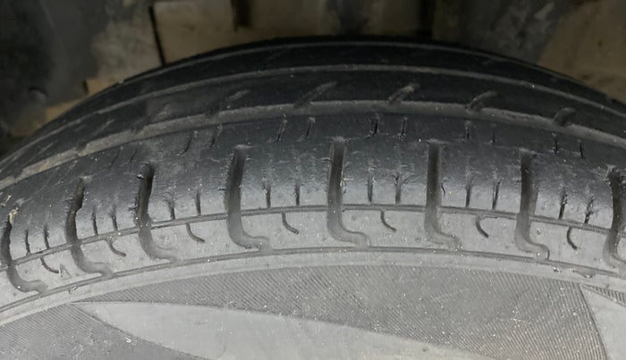 2016 Renault Kwid RXL, Petrol, Manual, 22,747 km, Left Front Tyre Tread