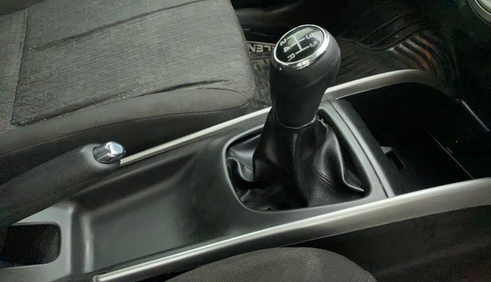 2016 Maruti Baleno ALPHA PETROL 1.2, Petrol, Manual, 91,980 km, Gear lever - Boot cover slightly torn