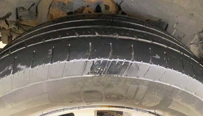 2017 Mahindra XUV500 W10, Diesel, Manual, 72,010 km, Right Rear Tyre Tread