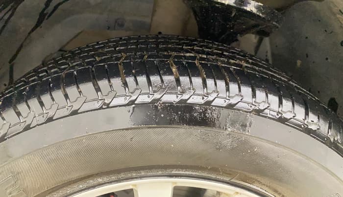 2017 Mahindra XUV500 W10, Diesel, Manual, 72,010 km, Left Front Tyre Tread