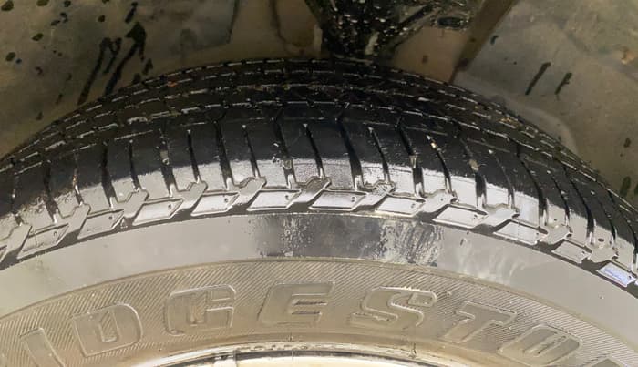 2017 Mahindra XUV500 W10, Diesel, Manual, 72,010 km, Right Front Tyre Tread