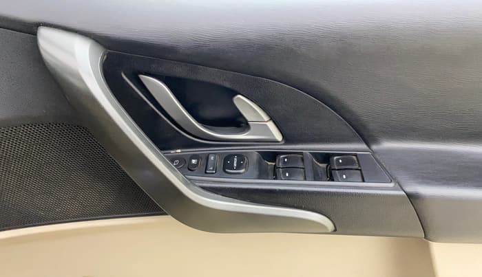 2017 Mahindra XUV500 W10, Diesel, Manual, 72,010 km, Driver Side Door Panels Control