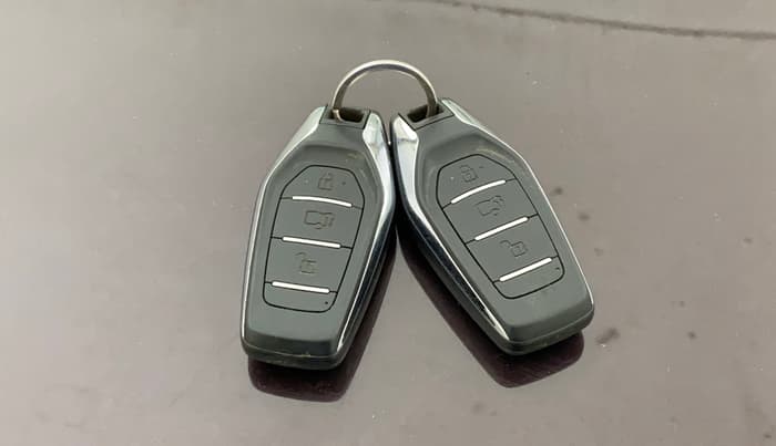 2017 Mahindra XUV500 W10, Diesel, Manual, 72,010 km, Key Close Up