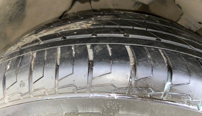 2018 Renault Captur RXT PETROL DUAL TONE, Petrol, Manual, 60,975 km, Left Front Tyre Tread