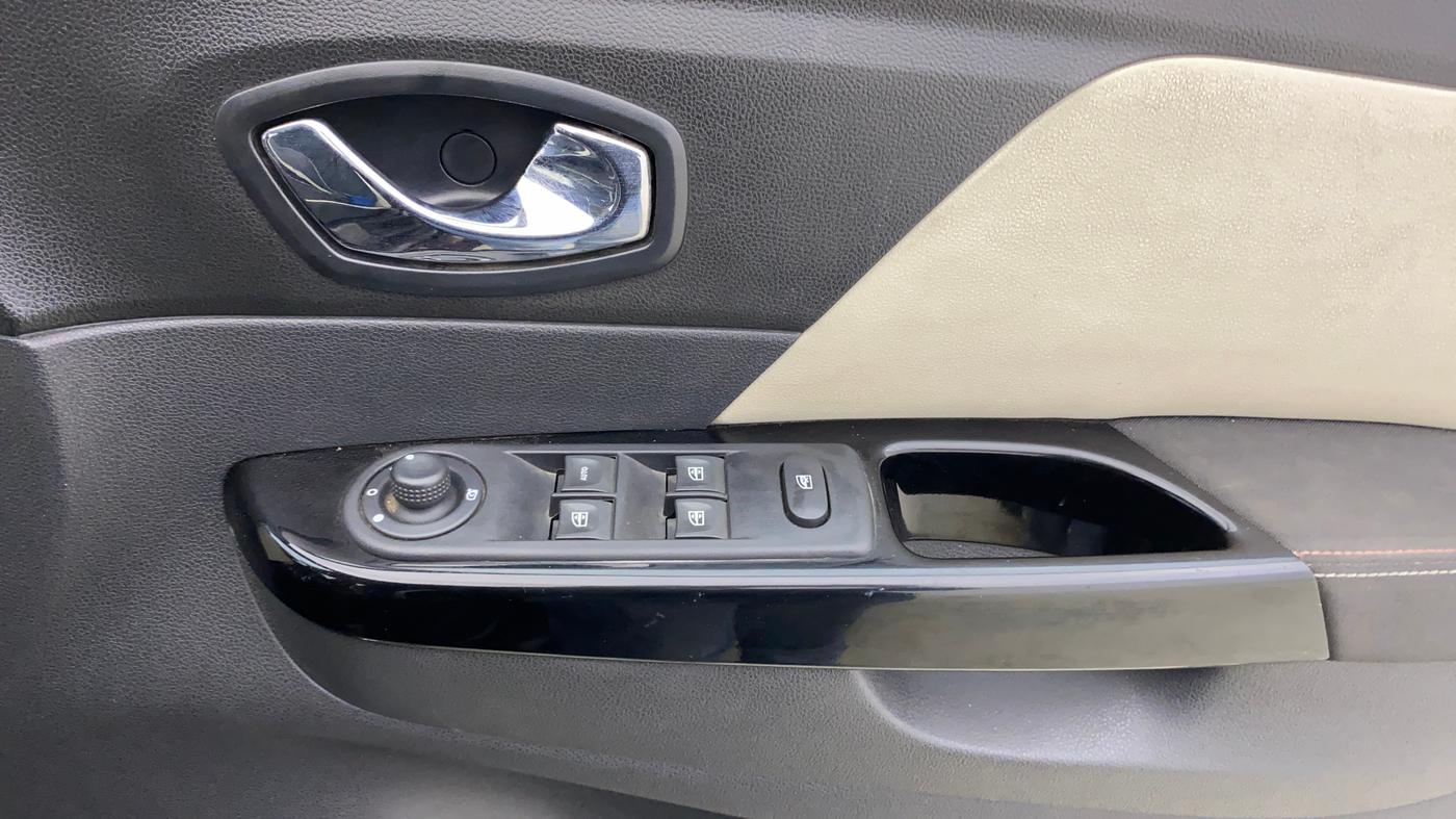 2018 Renault Captur RXT PETROL DUAL TONE, Petrol, Manual, 60,975 km, Driver Side Door Panels Control
