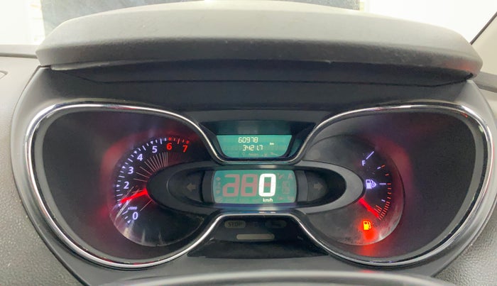 2018 Renault Captur RXT PETROL DUAL TONE, Petrol, Manual, 60,975 km, Odometer Image