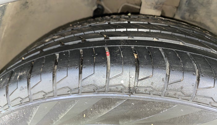 2018 Renault Captur RXT PETROL DUAL TONE, Petrol, Manual, 60,975 km, Right Front Tyre Tread