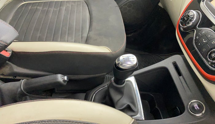 2018 Renault Captur RXT PETROL DUAL TONE, Petrol, Manual, 60,975 km, Gear Lever