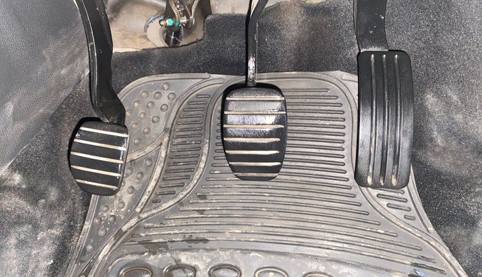 2018 Renault Captur RXT PETROL DUAL TONE, Petrol, Manual, 60,975 km, Pedals